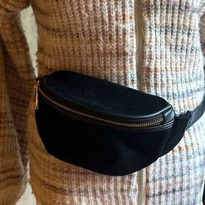 COPY - Forever 21 Black Fanny Pack. Gold Colored Zippered Dressy Bag! Like New!…